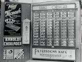 Skyltar och varuautomat vid Pettersons Kafé.