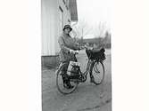 Lantbrevbäraren Sissidora Blom med sin cykel lastad med post.