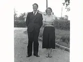 Lennart och Brita Winqvist? fotograferade utomhus. I bakgrunden fastigheten Älvdalen.