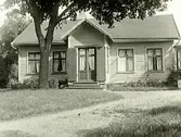 Folkskollärare Winqvists villa på Fastarpsvägen, Tvååker. Entrén är ovanlig eftersom den inte bara har tvåbladig dörr utan även helt fönsterlösa 
