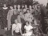 Kalas. Dambjudning? Från v bakre raden:1 Ester Larsson, 2 ?, 3 ?, 4 ?, 5 Gerda Svensson, 6 Elin Rosenqvist, 7 Albertina Wallenius, 8 Junis Bengtsson, 9 Josefina Bengtsson, 10 Junis Hammar, 11 Anna Britta Abrahamsdotter, 12 Maria Caspersson, 13 Anna Nilsson, 14 Svea Liljegren, 15 Märta Wallenius, 16 Ingeborg Liljegren, 17 Anna Larsson. Foto från omkring 1936.