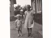 Två barn, fotograferade utomhus. Fastarpsvägen, Tvååker. 1940 ca.