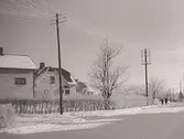 Snöbild. Fastarpsvägen, Tvååker. Köpman Adolf Bengtssons bostadshus i mitten.