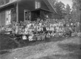 Söndagsskolans jubileum, barn med lärare och föräldrar.
Bilden tagen utanför Fyrby kapell, omkring 1920.