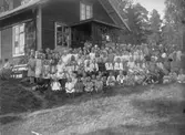 Söndagsskolans jubileum, barn med lärare och föräldrar.
Bilden tagen utanför Fyrby kapell, omkring 1920.
