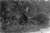 En ung man med cykel.