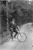 En ung man med cykel.