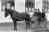 Häst späng för vagn med tre män, utanför Betania kapellet, Ullersäter.