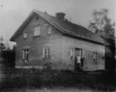 Bostadshus, en flicka och en pojke på trappan till huset.
Tegelmästarens bostad nära Hidingsta tegelbruk.