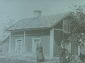 Envånings stuga, ett par framför stugan.
Smeden Lundströms stuga.
1904-07-14.