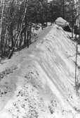 Rekordsmal bergrygg i Stenkällaområdet.
Vinterbild.
7 mars 1945.