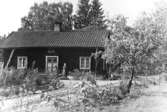 Bostadshus, ett par framför huset.
Fäbron, Undenäs.