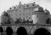 Örebro Slott med Kanslibron i förgrunden. Häst och vagn på bron.