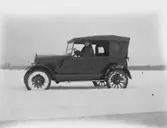 En kvinna i en bil.
Hjälmaren den 17 februari.