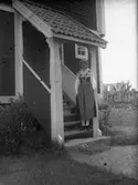 En kvinna i folkdräkt.
Bostadshus.
Dalarna