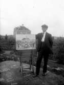 Skolkoloni, 1920-talet.
En man med en tavla (målning).
Josef Grankvists plåtar.