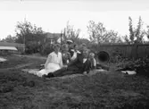 Örebro kolonien.
Grupp 7 personer på gräsmattan.