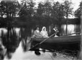 Örebro kolonien.
Tre kvinnor i en roddbåt.