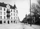 Trädgårdsgatan mot norr från Oskarsparken/Stortorget.
Till vänster på bilden Stockholmshuset Stortorget 19.