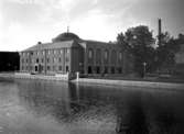 Konserthusbyggnaden med Svartån i förgrunden. Huset stod färdigt för invigning 1932.