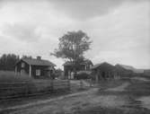 Ånstorp, bostadshus, fyra kvinnor och två barn framför huset.