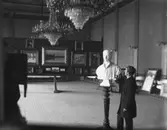 Interiör (av konsthall  ?), en man.
Intendent Alfred Vikström.