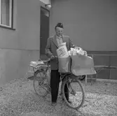 En man med cykel.
Brevbärare Lars Falk, Ställdalen.
