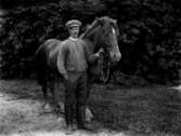 En man med en häst.
Robert Persson