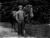 En man med en häst.
Robert Persson