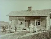 Envånings stuga, familjegrupp 6 personer framför stugan.
Kopparslagare Rasks hus och familj.
1904-07-09