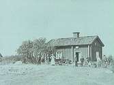 Envånings stuga, grupp framför stugan.Soldat Holms stuga.1906-06-10