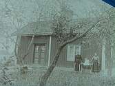 Envånings stuga, två kvinnor och en liten flicka framför stugan.
Soldat Thells stuga.
1904-06-07.