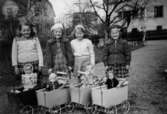Fyra flickor med dockor och dockvagnar. 