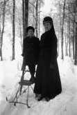 En pojke på spark, och en sorgklädd dam.
Pojken heter Börje, damen är faster Elin (född 1888, död 1947).