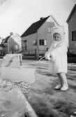 En liten flicka med dockvagn.
Gittan Gustavsson med sin nya dockvagn.
Bilden inscannad från Gittan Gustavssons fotoalbum. (Bilderna är tagna av William Geidne, Gittans pappa).
Leksakerna på bilden (dockvagn, docka, dockkläder, solglasögon) överlämnades till museet, se föremål ÖLM 38701:1-12. Givaren fick dockvagnen och dockan när hon var 5 år gammal och lekte med dem i 7 år. Hennes mamma, Nanny Geidne (1910-1997) Örebro, sydde, virkade och stickade dockkläderna.