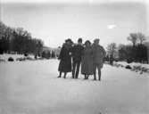 Grupp fyra personer (två kvinnor och två män).Byggnad i bakgrunden.Karl Hedström