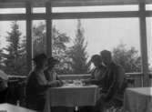 Hjälmarbadens restaurang, fyra personer vid bordet.
Karl Hedström