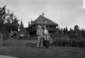 Ett par. Bostadshus i bakgrunden.Karl HedströmDalarna