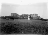 Kolonien Borgholm.
Karl Hedström och en kvinna framför Borgholms slottsruin.