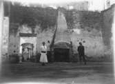 Kolonien Borgholm.
Karl Hedström och en kvinna vid Borgholms slottsruin.