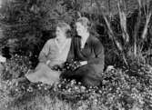 Två kvinnor i gräset.
Till vänster Nanna Bäckman (född 1910).
