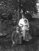 Familjegrupp tre personer.
Josef Edvall, urmakare, Örebro, med hustru Emma och dottern Ingeborg.
Josefs mor var Kristina Olsson, Ökna, Ullersäter.
