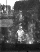 Familjegrupp tre personer.
Johannes Natanael Bäckman, troligen med far och barn.