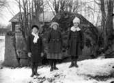 Tre flickor, vänner från sällinge, födda 1910.
Bostadshus i bakgrunden.
Nanna Bäckman (fotografens dotter), Lisa Karlsson och Mandis Andersson.
(Lisa gifte sig med Linus Asplund)