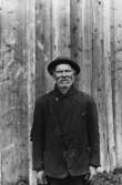 En man, framifrån.Teodor Karlsson.Trösslingstorp.