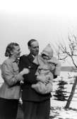 Kronjägarefamiljen Löfstrand i Ösjönäs, tre personer.
Herbert och Astrid Löfstrand med ett  litet barn.
Vinterbild.
9 mars 1945.