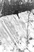 Rekordsmal bergrygg i Stenkällaområdet. Thure Elgåsen rider gränsle.
Vinterbild.
7 mars 1945.