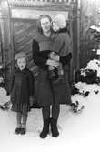 Familjegrupp tre personer (en kvinna och två barn).Fru Margareta ÅkerstedtTrösslingstorp.Vinterbild.Mars 1945.