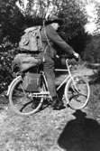 En man med cykel.
Thure Elgåsen på tungt lastad cykel.
