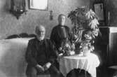 Gråbo, Karlskoga.
Rumsinteriör, ett äldre par.
Jan Anders Isaksson Berggren, smed (född 20/10 1848 - död 1928) gift den 13/3 1875 med Emma Jansdotter (född 5/5 1849 - död 1928).